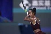 Canadian Tennis Star Leylah Fernandez Dominates in Hong Kong, Powers Into Quarterfinals