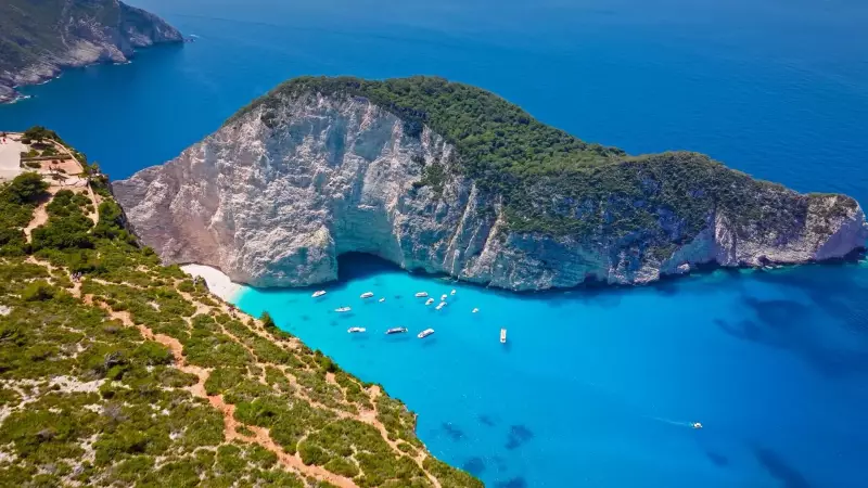 Canada's Holiday Season: Safety Alerts, Weather Woes & Political Shifts