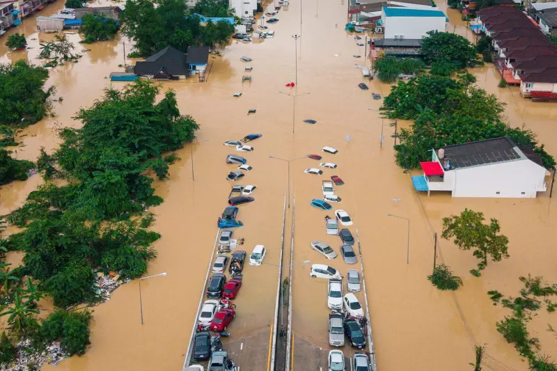 Southern Thailand Floods Kill 33, Families Flee to Rooftops