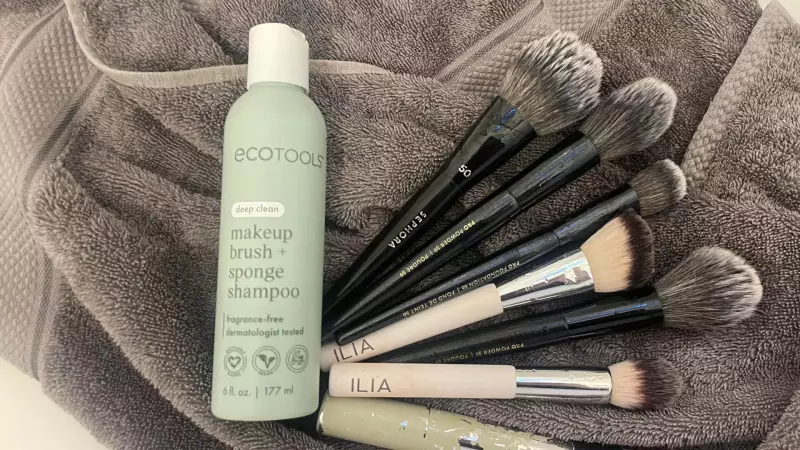 This EcoTools Cleaner Transforms Dirty Makeup Brushes Like Magic | Beauty Hack
