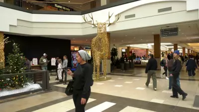 Canadians Cut Holiday Spending Amid Economic Stress and Tariff Uncertainty