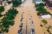 Southern Thailand Floods Kill 33, Families Flee to Rooftops