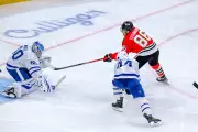 Teuvo Teravainen's Late Goal Lifts Blackhawks Over Slumping Maple Leafs 3-2