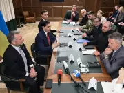 Ukraine Peace Talks Advance as U.S. Envoys Meet Zelenskyy Team in Florida