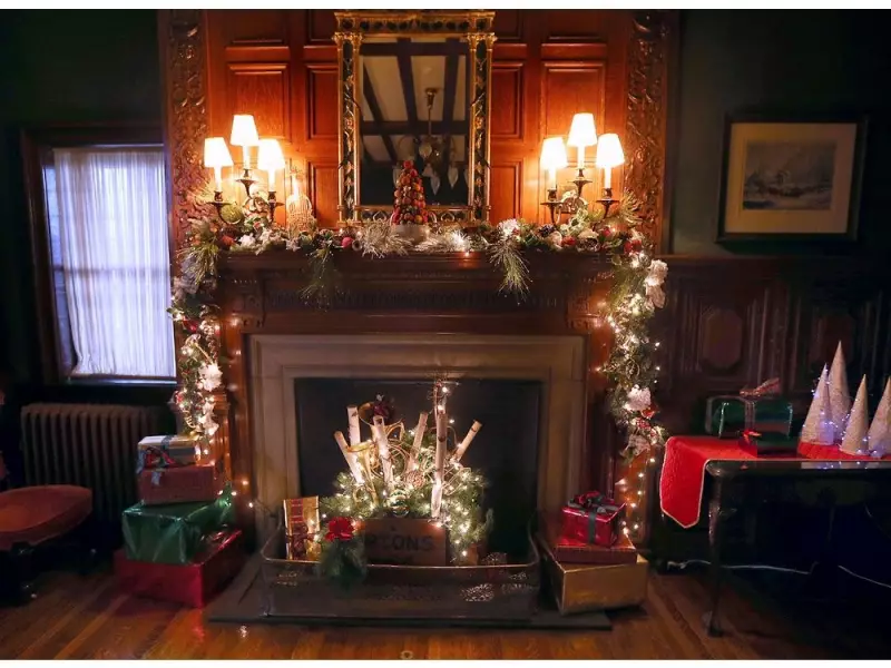 Windsor's Festive Weekend: Santa Parade, Willistead Tours & Holiday Markets