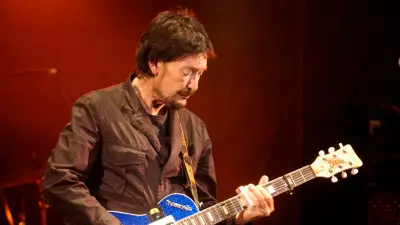 Chris Rea, Singer of 'Driving Home for Christmas,' Dies at Age 74