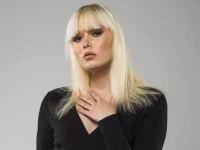 SUNshine Girl Erin: Toronto's 5'1