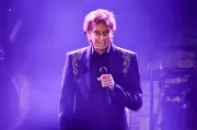 Barry Manilow Postpones Concerts for Early-Stage Lung Cancer Surgery