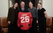 PM Mark Carney Hosts Women's Hockey Team, Receives Olympic Jersey on Parliament Hill