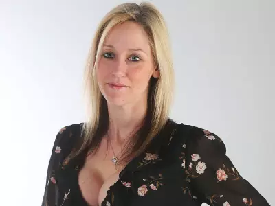 SUNshine Girl Crystal: A Glimpse into Her Life and Interests