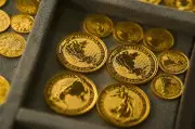 Gold Prices Decline Amid Strong U.S. Dollar and Delayed Rate-Cut Expectations
