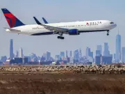 Delta Pilots' Wrong Tower Contact During LaGuardia Landing Averts Disaster