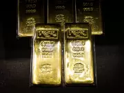 Gold Dips as Iran-U.S. Hormuz Standoff Fuels Inflation Fears