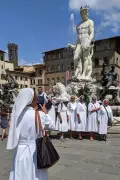 Tourist Damages Historic Florence Statue in Pre-Wedding Challenge