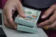 U.S. dollar declines as markets watch U.S.-Iran talks and central bank moves