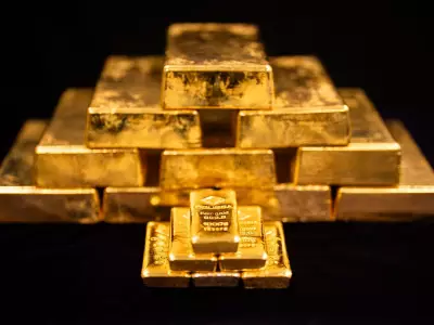 Gold Falls as Gulf Strikes Cloud Interest Rate Outlook