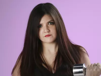 SUNshine Girl Nikki: Dog Groomer, Hockey Fan, Car Enthusiast