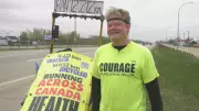 'Fellow in Yellow' stops in Edmonton on cross-Canada run back east