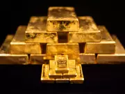 Gold Falls as Gulf Strikes Cloud Interest Rate Outlook