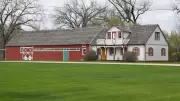 Mennonite Housebarns of Manitoba: Vanishing Heritage