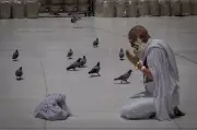 Muslims Begin Annual Hajj in Sweltering Heat Amid War Concerns