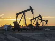 Oil Rebounds as Strikes Near Hormuz Muddy Iran Deal Outlook
