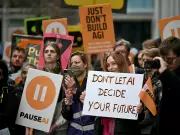 U.K. Workers Face Job Losses as AI Squeezes White-Collar Roles