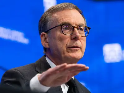 Bank of Canada Holds Rate, Scotiabank Boosts AI, Remote-Work Ruling