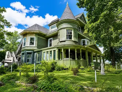 Colin and Justin: Should You Buy a Run-Down Mansion?