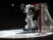 Carter Hart faces 'No means no' chant in Stanley Cup final Game 1