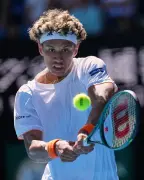 Diallo reaches Eastbourne quarterfinals with three-set win over Etcheverry