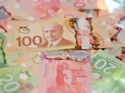 Economists Advise Against Betting on Bank of Canada Rate Hikes