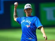 NHL top pick Gavin McKenna throws first pitch at Blue Jays game