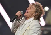 Rod Stewart, 81, uses oxygen onstage during Utah concert