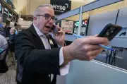 U.S. Stocks Slip as Fed Officials Hint at Possible 2026 Rate Hike