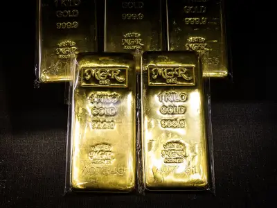 Gold Heads for First Weekly Gain Since May on Easing Fed Outlook