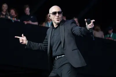 US Rapper Pitbull Sets Bald Cap World Record at London Show